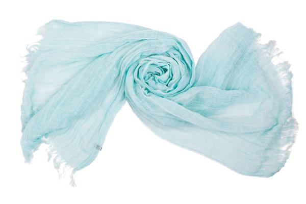 Hellblauer Leinen Schal mit Knitterfalten